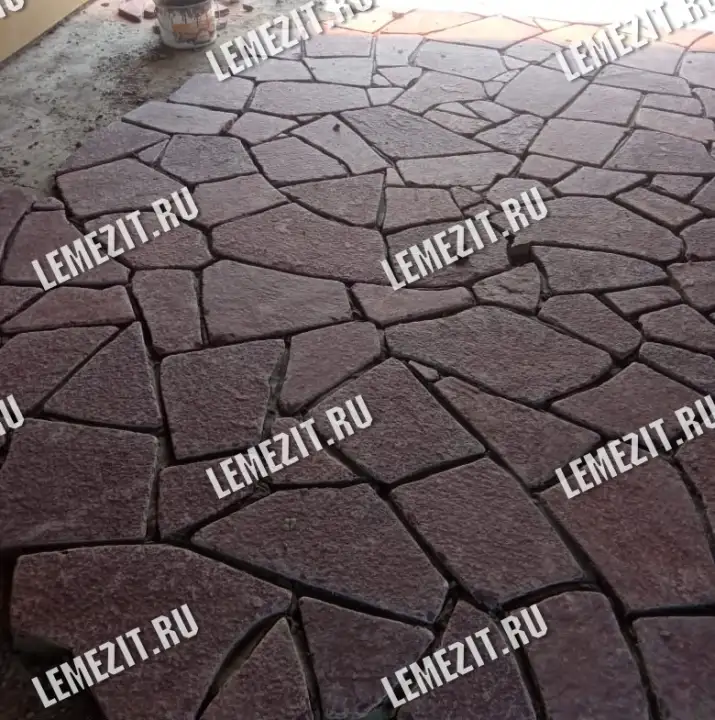 укладка галтованного бордового плитняка лемезита во дворе